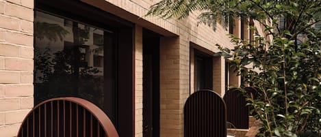 Kamer, balkon, aan de binnenplaats | Balkon