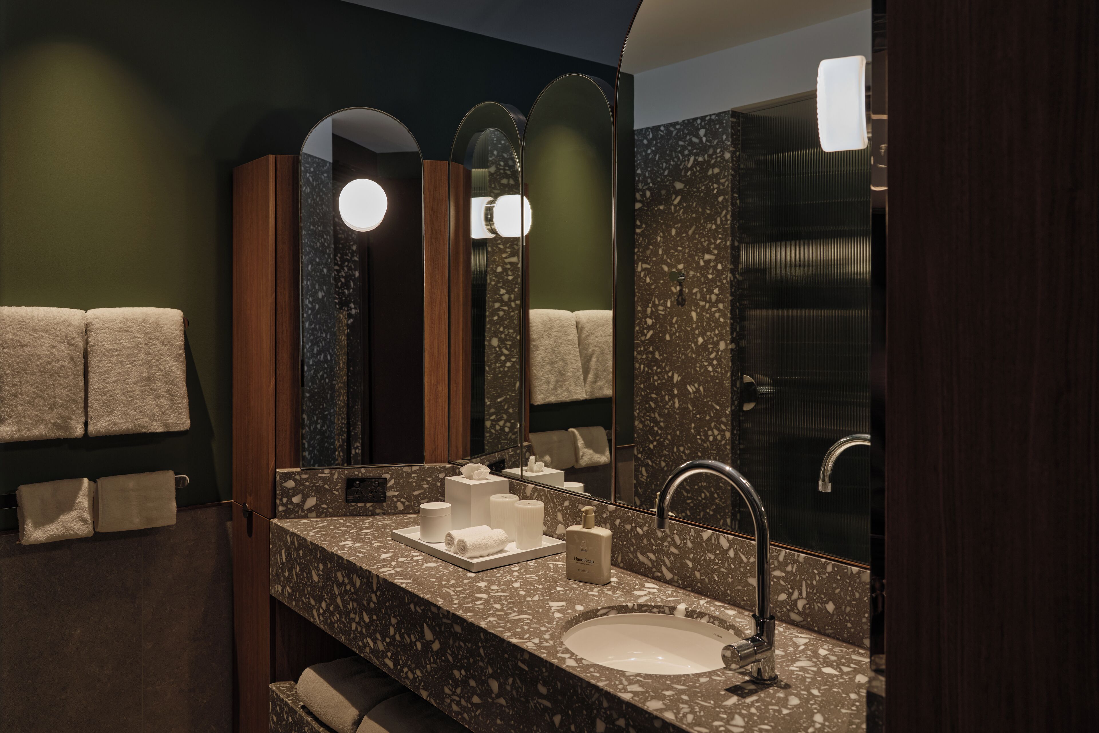 Une salle de bain moderne avec un comptoir en marbre, un grand miroir et un lavabo.