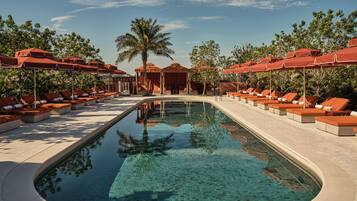 Piscine extérieure, cabanons gratuits, parasols de plage