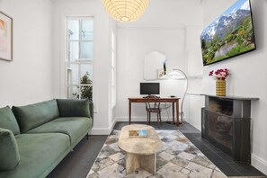 TV, offices - Charming 2-Bed Home with Outdoor Space in Cremorne (Cremorne)