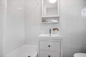 Doccia, asciugacapelli, asciugamani, shampoo