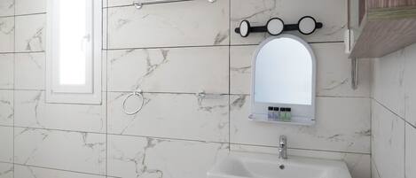 Séchoir à cheveux, serviettes fournies, savon, papier de toilette