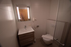 Dusj, hårføner og håndklær