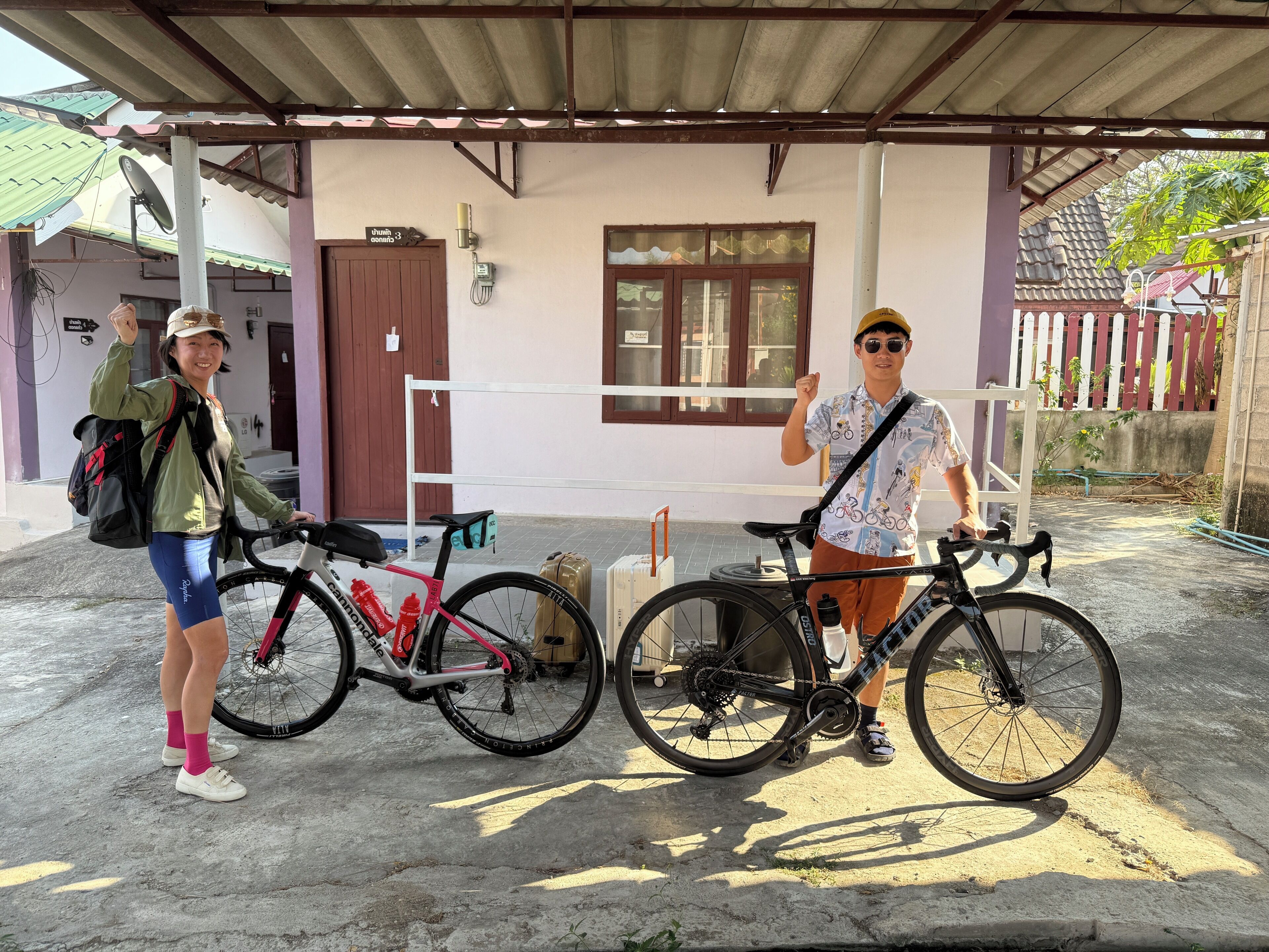 Un espacio al aire libre cubierto con bicicletas y una maleta, indicando un servicio de alquiler o viajes.
