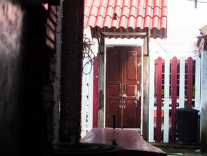 27-inch LED TV with satellite channels - Haidaily (Chom Thong)