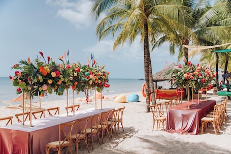 3 outdoor pools, open 7:00 AM to 7:00 PM, pool umbrellas, sun loungers