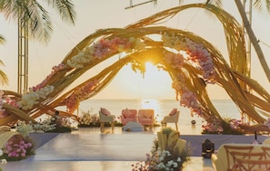 3 piscines extérieures, parasols de plage, chaises longues