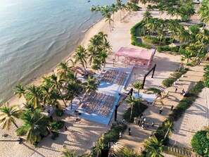 3 piscines extérieures, parasols de plage, chaises longues