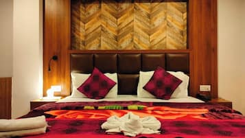 1 bedroom, Egyptian cotton sheets, premium bedding, down duvets