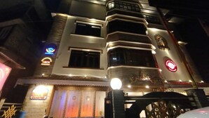 A multi-story building with a modern design, featuring balconies and large windows. - Dragon Inn (Gangtok)