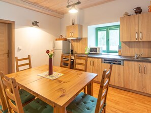 Jääkaappi, mikroaaltouuni, uuni, astianpesukone