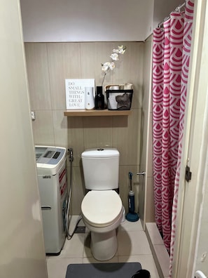 Serviettes fournies, papier toilette