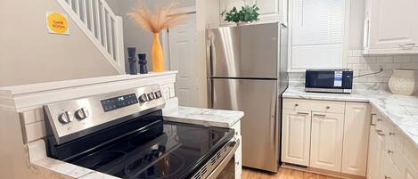 Geladeira, micro-ondas, fogão, cooktop