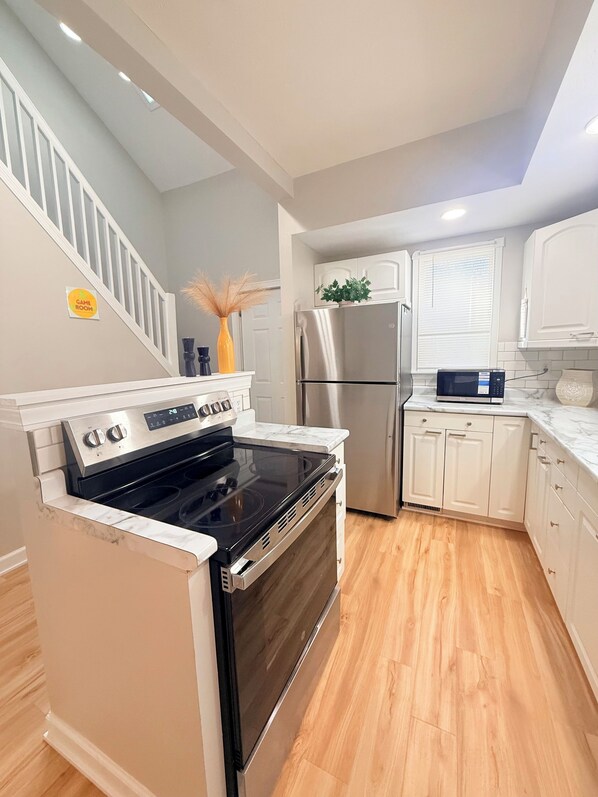 Réfrigérateur, micro-ondes, four, plaque de cuisson