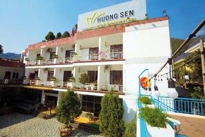 Front of property - Huong Sen Hotel Moc Chau - BAY LUXURY (Moc Chau)