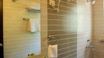 Luxury Apartment, 2 Bedrooms, Kitchen | Bathroom | Shower, hair dryer, towels, soap