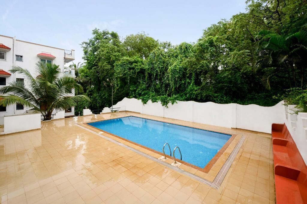 Una piscina interior con suelo de baldosas y agua cristalina.