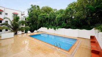 Una piscina interior con suelo de baldosas y agua cristalina.