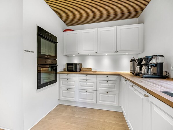 Refrigerador, microondas, lavavajillas y utensilios de cocina 