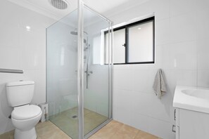 Serviettes fournies, savon, shampoing, papier toilette