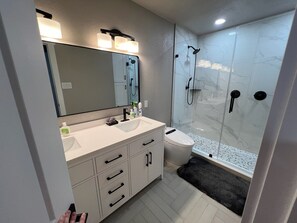 Douche, bidet, serviettes fournies, savon