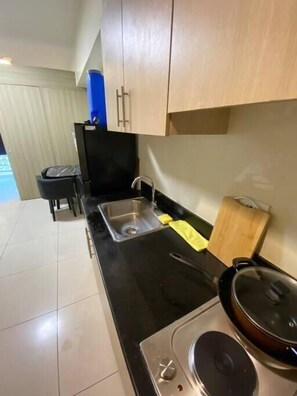 Refrigerador, microondas, placa de cocina, utensilios de cocina