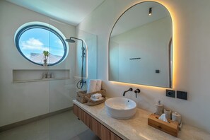 Haartrockner, Bidet, Handtücher, Seife