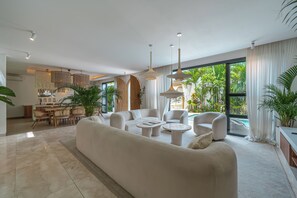Villa Luxe, patio, vue piscine | Coin séjour | Télévision à écran plat de 65 pouces avec chaßnes numériques