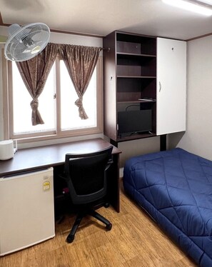 Basic-enkeltværelse - byudsigt | Skrivebord, strygejern/strygebræt, gratis Wi-Fi, sengetøj