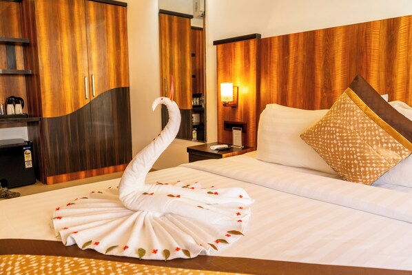 Basic Tek Büyük Yataklı Oda | Masa, dizüstü bilgisayar çalışma alanı, ütü/ütü masası 