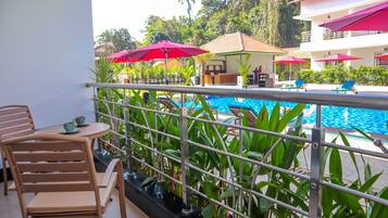 Premium Room - Pool View | Skrivebord, skrivebord for bærbar PC og strykejern/-brett