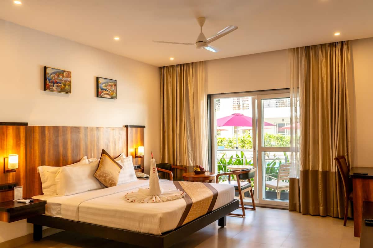 Premium Room - Pool View | Escritorio y espacio para trabajar con laptop