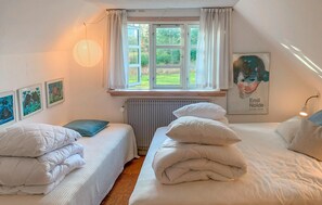 6 bedrooms, travel crib, free WiFi