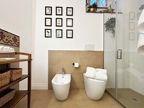 Shower, hair dryer, bidet, towels - La Formica - Catania City Center Apartment (Catania)