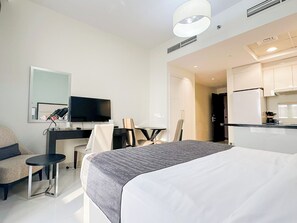 Studio Confort, balcon, vue sur la ville | Espace de travail pour ordinateurs portables, fer et planche à repasser