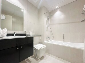 Studio Confort, balcon, vue sur la ville | Salle de bain | Articles de toilette (gratuits), serviettes fournies, savon, shampooing