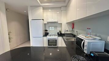 Studio tiện nghi đơn giản, ban công, quang cảnh thành phố | Bếp riêng | Tủ lạnh, lò vi sóng, lò nướng, bếp nấu