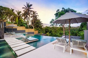 Una piscina al aire libre
