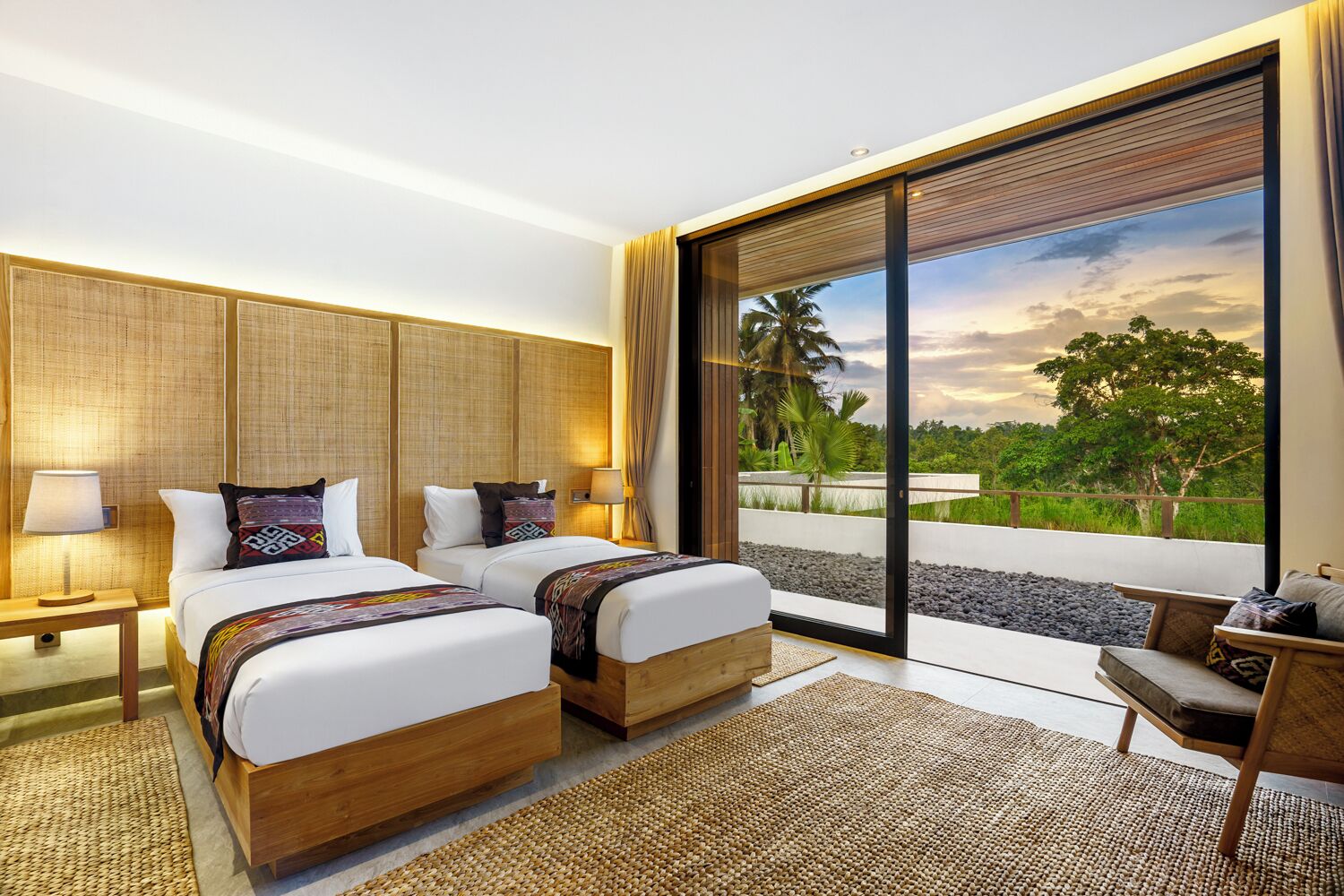 Safe på rommet, skrivebord og skrivebord for bærbar PC