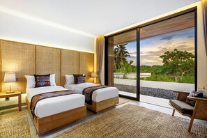 Safe på rommet, skrivebord og skrivebord for bærbar PC