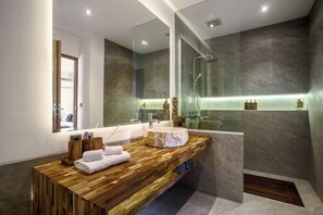 Dusj, hårføner, håndklær og såpe