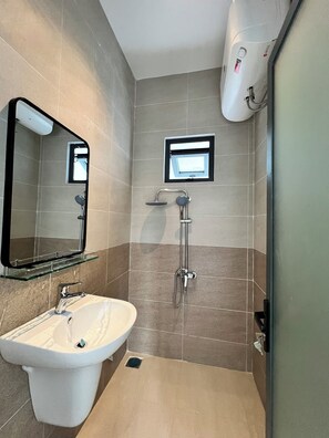 Luxury Apartment, Balcony, City View | Bathroom | Hydromassage showerhead, free toiletries, hair dryer, slippers - Mice House (Da Lat)