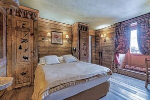 7 bedrooms, iron/ironing board, WiFi, bed sheets
