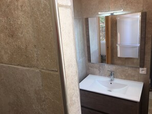 تجهيزات دش، مجففات شعر، مناشف، صابون