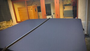 A pool table with a dark felt surface, a pool cue, and a wooden table edge. - In the Luberon, indulge yourself with a private spa and sauna (Reillanne)