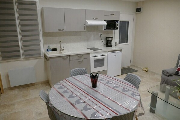 ثلاجة، ميكروويف، فرن، موقد طهي مسطح