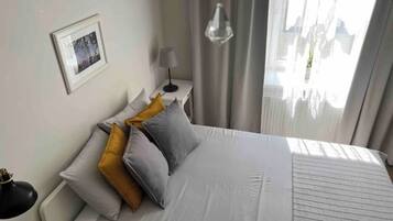 1 dormitorio, escritorio, tabla de planchar con plancha y wifi