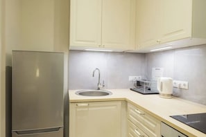 Fridge, oven, stovetop, coffee/tea maker