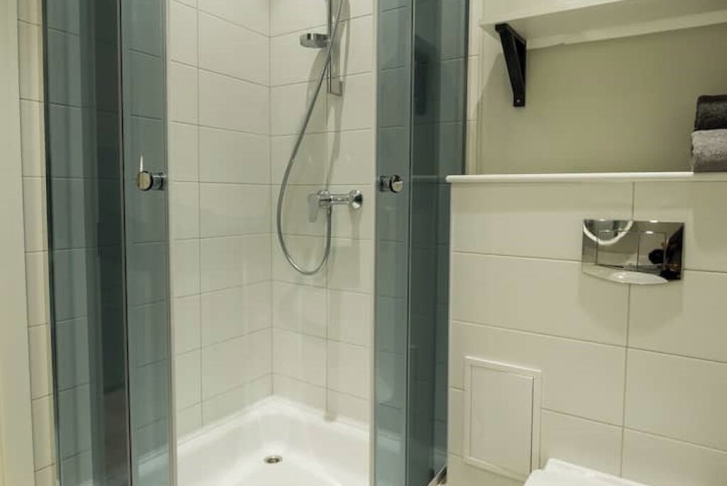 Ducha, artículos de higiene personal gratuitos y secador de pelo