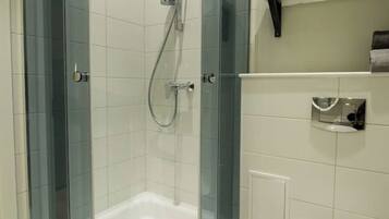 Ducha, artículos de higiene personal gratuitos y secador de pelo